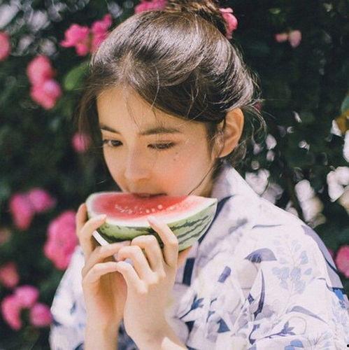 橙色吃瓜头像男真人,橙色吃瓜头像背后的真实男子