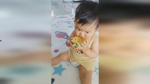 周岁宝宝吃瓜照片,记录成长快乐时光”