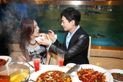 民和情侣吃瓜,共享甜蜜时光