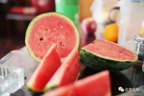 女子自带西瓜吃瓜,女子自带西瓜，共享清凉吃瓜时光